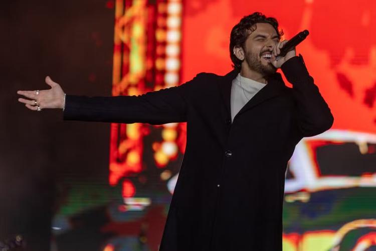 Gustavo Mioto dá bronca e se recusa a mandar áudio para ex de fã durante show em Americana