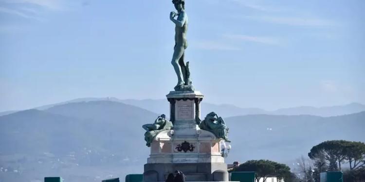 Trovata bombola di gas sotto il David di piazzale Michelangelo a Firenze