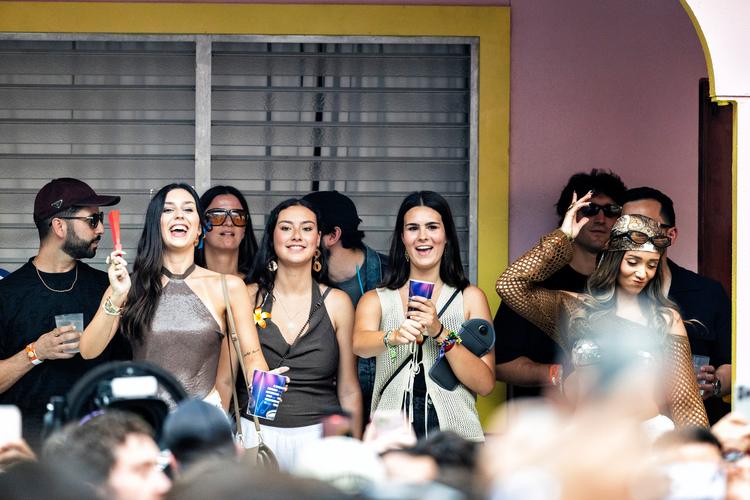 Un grupo de fans durante un concierto del cantante Bad Bunny, en la Casita.