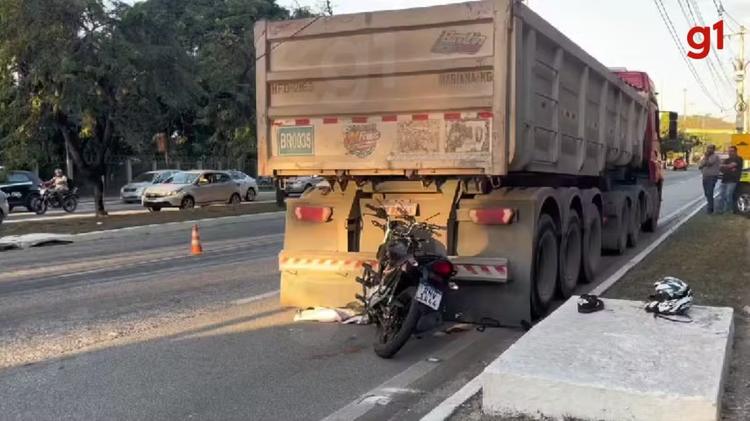 Motociclista de 19 anos morre após bater em carreta estacionada na BR-458 em Ipatinga