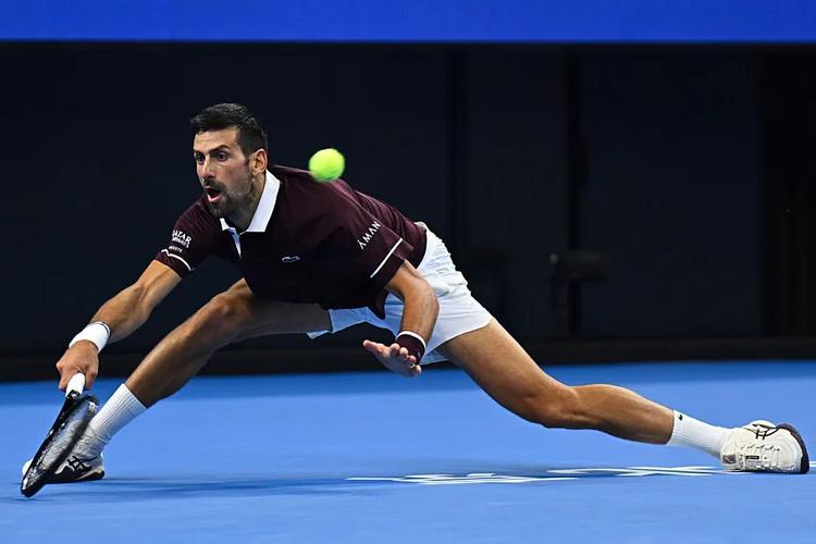 Trois jours après son sacre à Pékin,  Novak Djokovic est sorti d’entrée à Shangai par Hubert Hurkacz