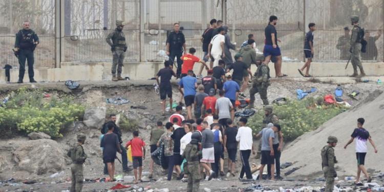 Crisi dei migranti a Ceuta, l'Italia sospende l'accordo Schengen con la Spagna