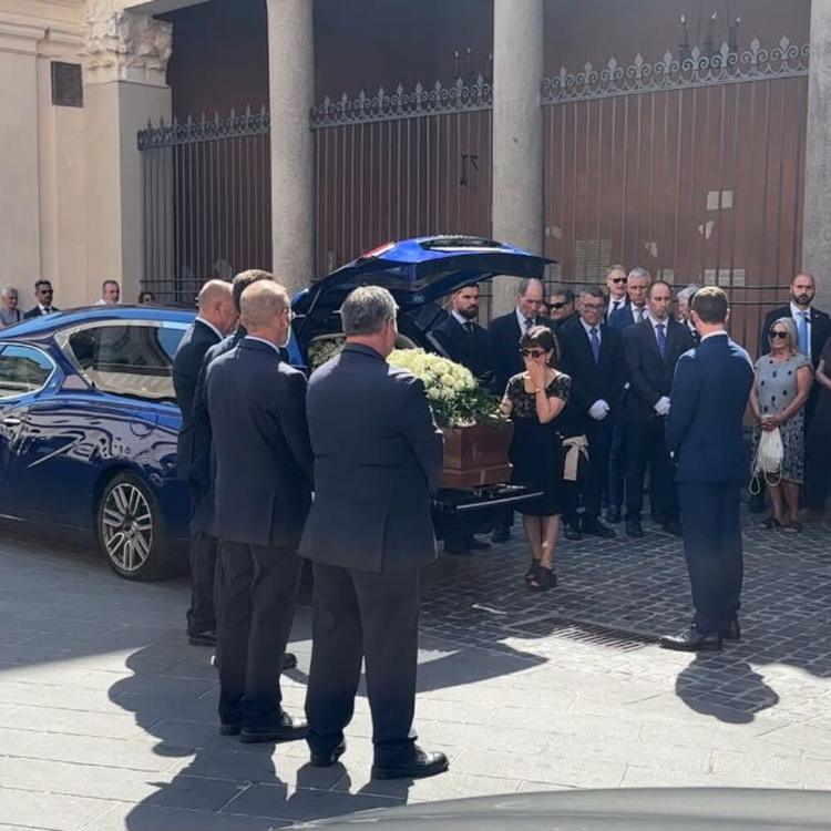 L’ultimo saluto al marito della ministra Roccella: "Io e Luigi ancora mano nella mano"