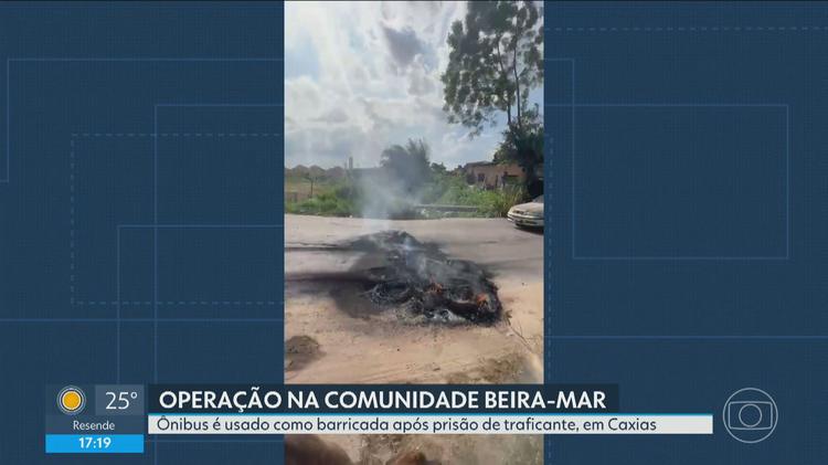 Bandidos usam ônibus como barricada durante operação para prender foragido em Caxias, no RJ