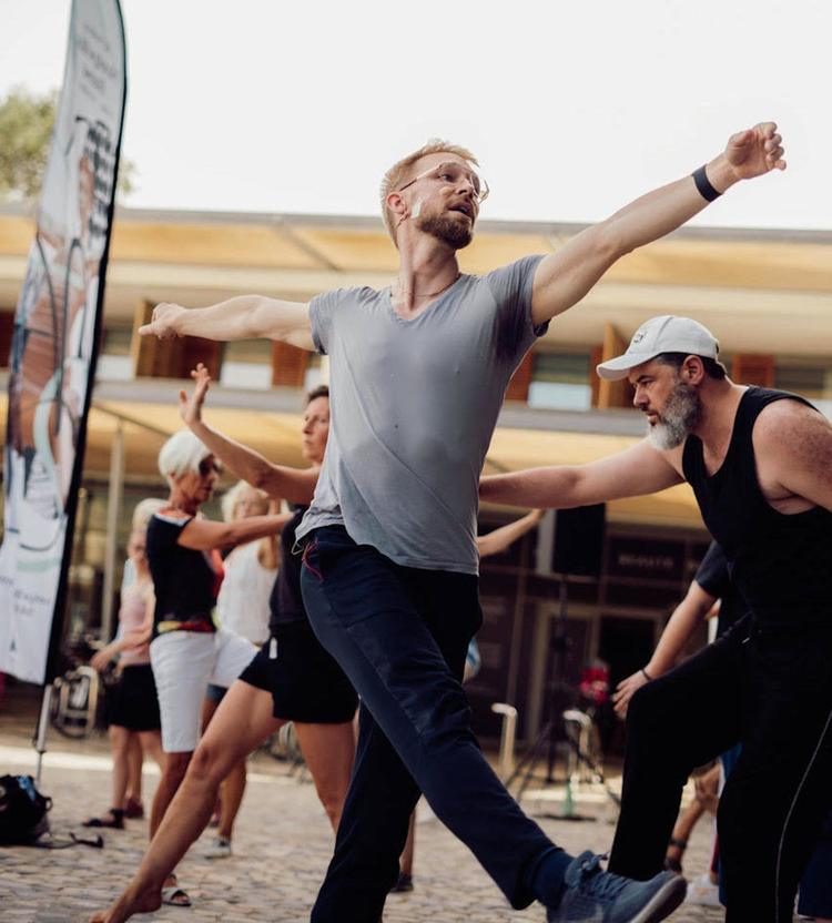 Ce vendredi, les Montpelliérains ont brava la chaleur pour une leçon de danse avec un chorégraphe invité de Montpellier Danse