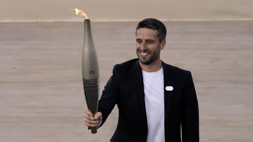 JO 2024 :  la flamme olympique a été remise par la Grèce aux organisateurs français