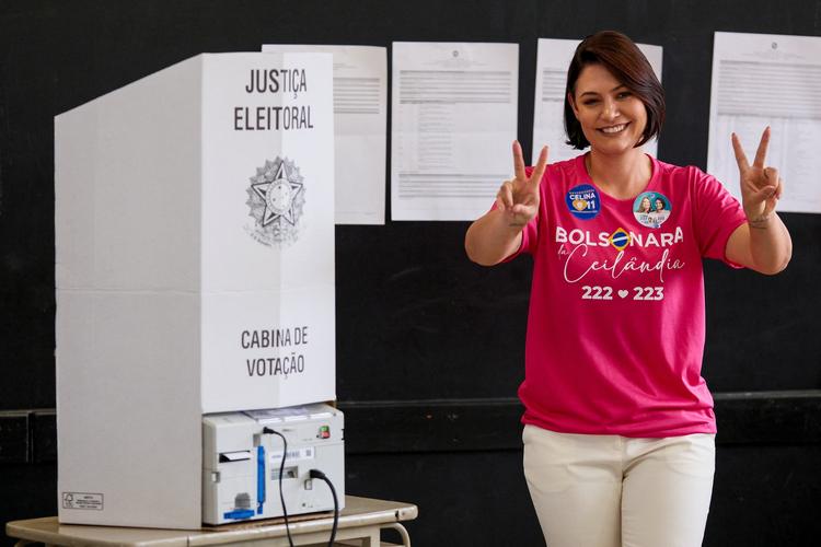 Michelle Bolsonaro é a senadora mais votada da história do DF e supera até votação de Celina ao governo