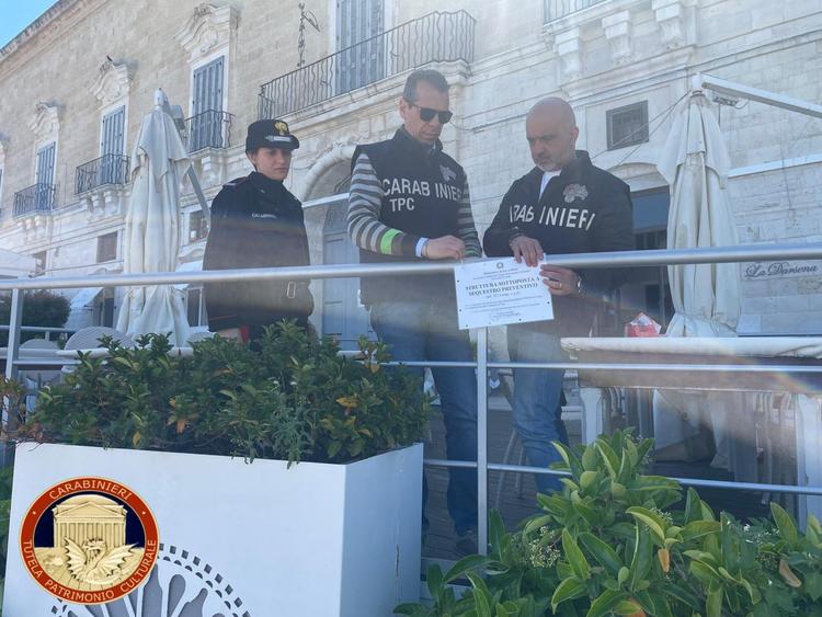 Trani, dehors abusivi deturpano la vista del Porto: 6 strutture sequestrate, otto persone indagate