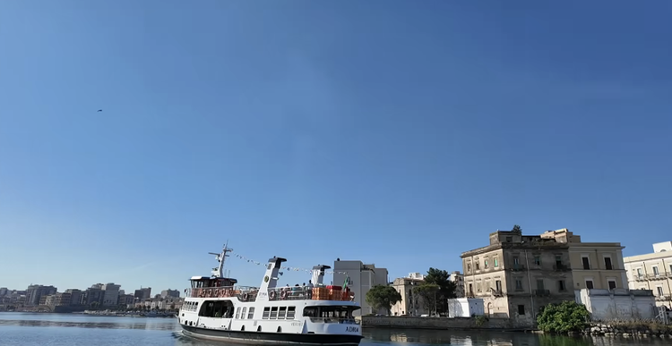 Taranto, al via le motonavi per l’Isola di San Pietro