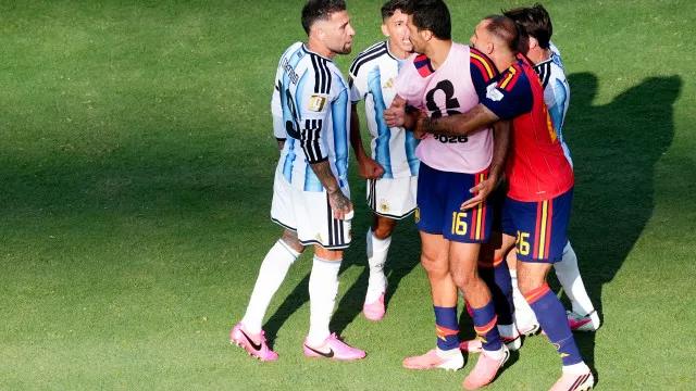 Otamendi parte para cima de Rodri após final e dispara: “Idiota”