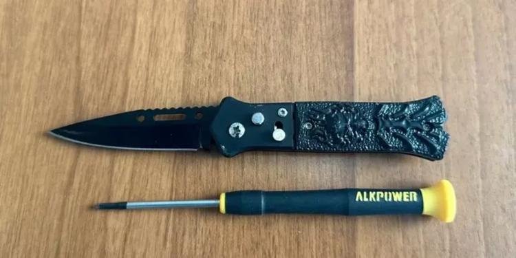 Accoltella il compagno in classe, 14enne arrestato nel Casertano