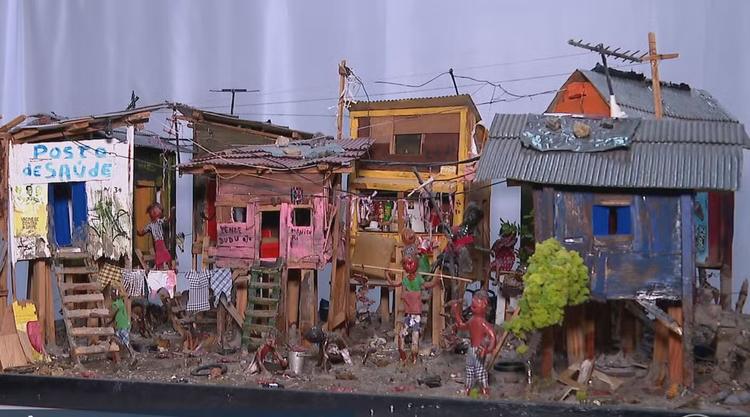 Elizângela das Palafitas: artista transforma recicláveis em obras e maquetes que retratam comunidades do Grande Recife