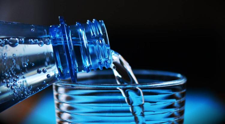 Riempire più volte una bottiglia d'acqua di plastica: quali sono i rischi?