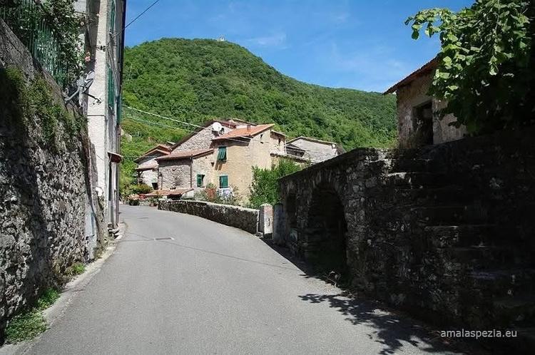 Una  gita fuoriporta a Casella di Riccò del Golfo, uno di quei luoghi unici dove l'atmosfera del passato pare essere rim...