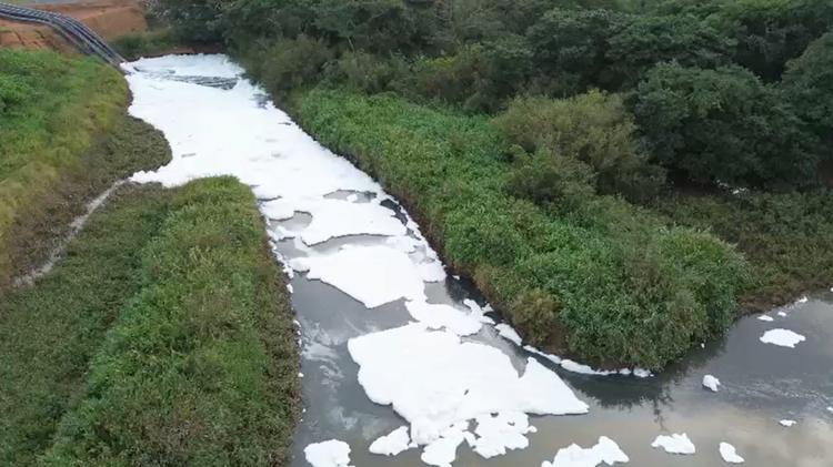 Grande quantidade de espuma em rio preocupa moradores da Região Metropolitana de Porto Alegre
