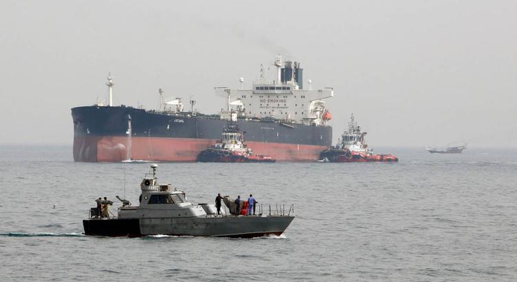 Iran, la flotta ombra incassa 6 miliardi: il trucco del regime che fa riapparire il greggio in Cina