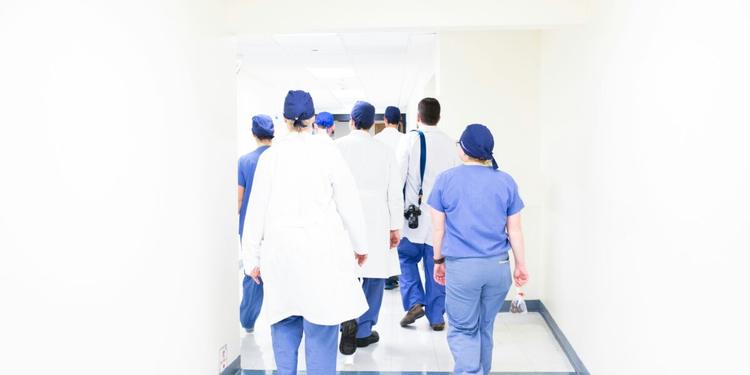 Medici in fuga dagli ospedali: dimissioni +150% nel 2025. In Calabria -12,6% in dieci anni