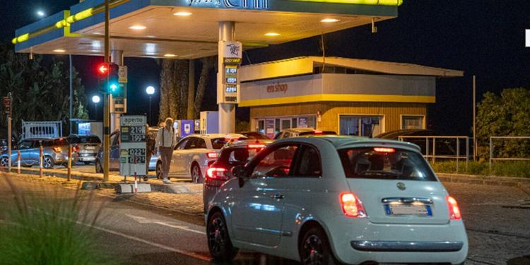Carburante scontato, i pro e i contro in Calabria: il conto “salato” lo pagano i benzinai