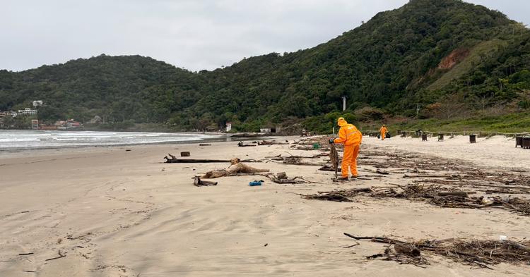 Itajaí retira mais de 73 toneladas de resíduos acumulados nas praias após chuvas e ressacas