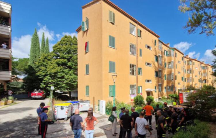 Dramma a Perugia, esplosione in una palazzina di quattro piani: due feriti in gravi condizioni