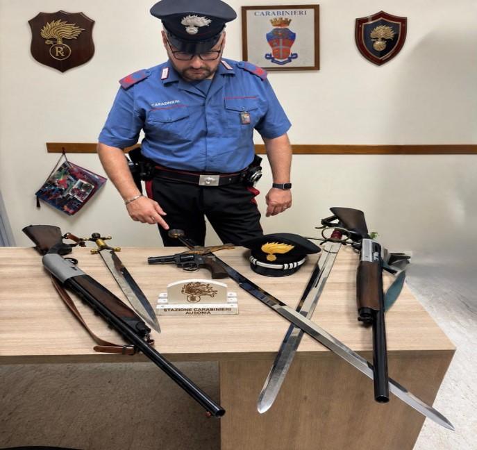 Frosinone – In casa una pistola modificata e spade, denunciato 73enne