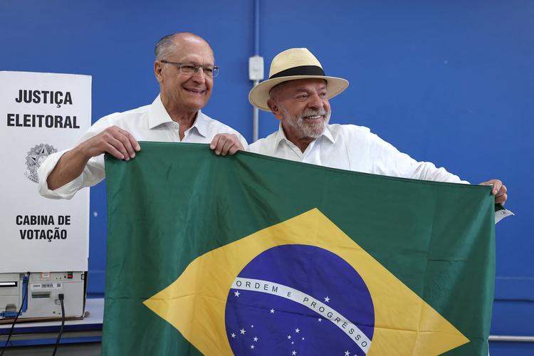 Mendonça determina exclusão de posts falsos dizendo que Lula jogou bandeira do Brasil no chão após voto