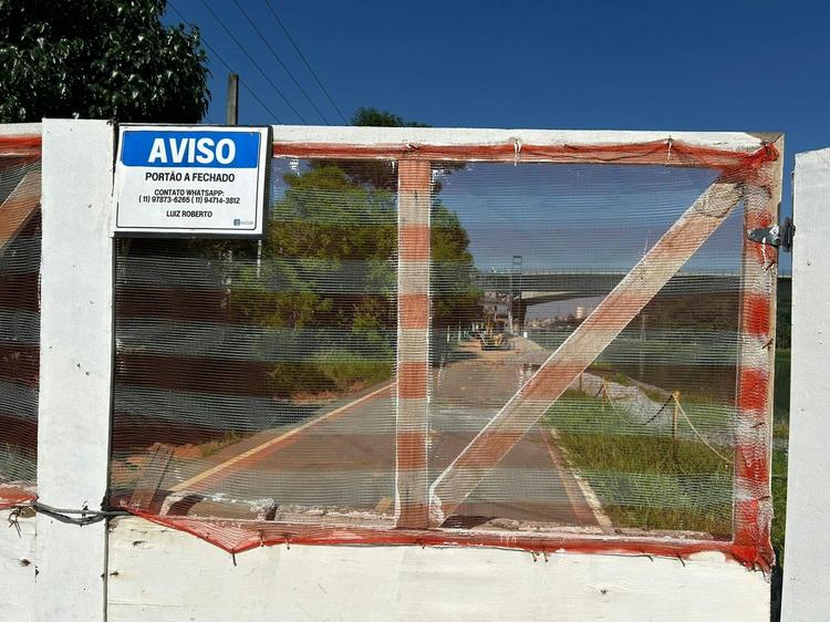Trecho da ciclovia do Rio Pinheiros reaberto em março segue incompleto e com canteiros de obras