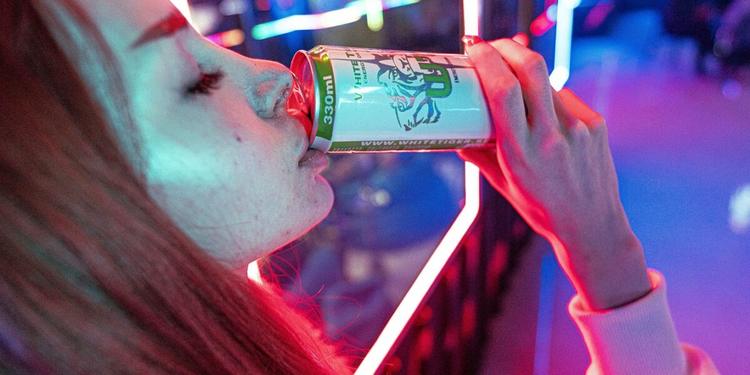 Energy drink prima dei 12 anni (a volte dei 9): l'allarme dei pediatri Sip e il divieto in Gran Bretagna
