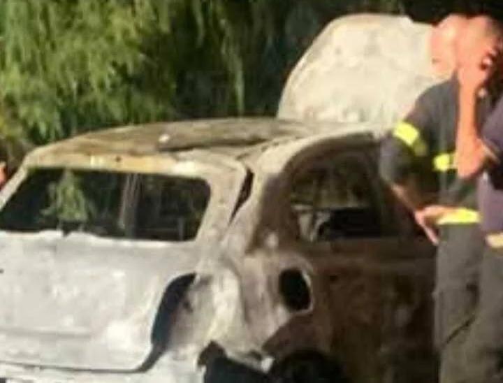 Incendio distrugge tre auto a Eboli: paura tra i residenti