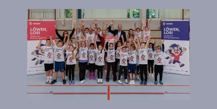 Kinder die ihre Hände in die Luft heben zum Projekt: Startschuss für neuen hessischen Bewegungscheck 