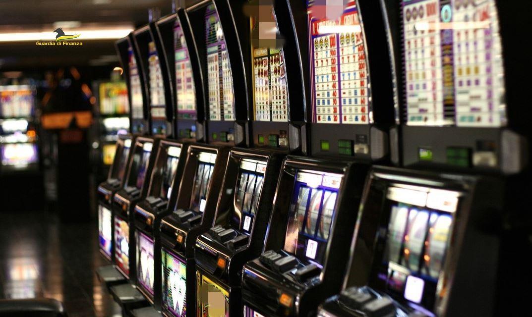 Azzardo, la “grande roulette” non si ferma: nel 2025 bruciati 165 miliardi. Salerno è il secondo polo della Campania