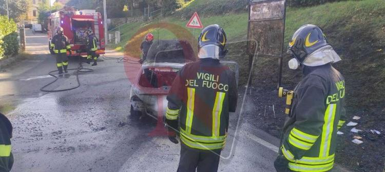 salassa auto in fiamme
