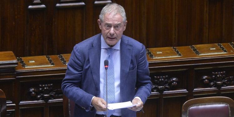Gasolio e benzina alle stelle. Il governo interverrà con l'accisa mobile? Urso: "Sì, ma ci vorrà qualche giorno"