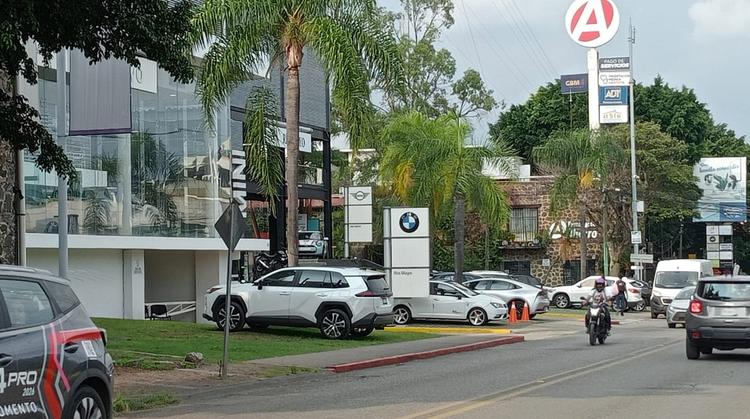 Ladrones en moto asaltan a cuentahabiente en exclusiva zona de Cuernavaca