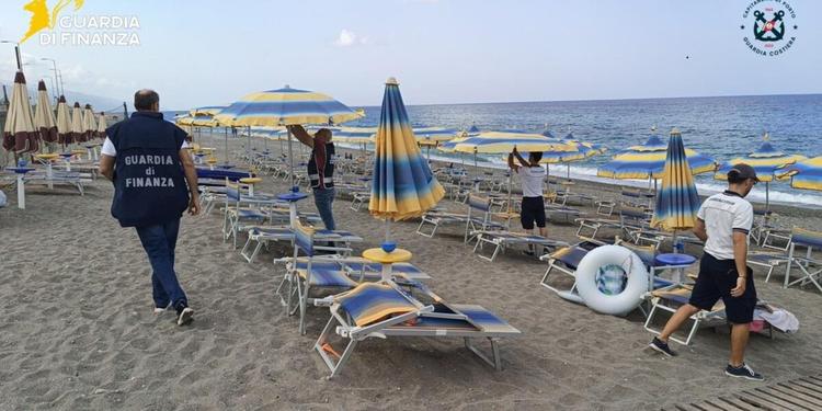 Paola, 1.800 metri di spiaggia occupati abusivamente: sequestrato intero complesso balneare con discoteca e ristorante
