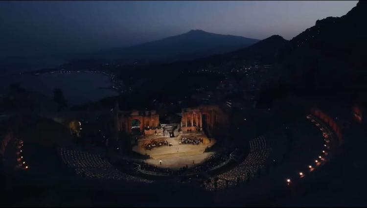 TAORMINA SI CONFERMA PALCOSCENICO INTERNAZIONALE DELL’ALTA MODA Dal 12 al 16 luglio si è svolta l’edizione 2026 di Dolce...
