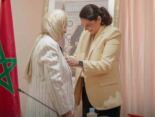 المنصوري تشرف على توشيح عدد من موظفي وزارتها بأوسمة ملكية