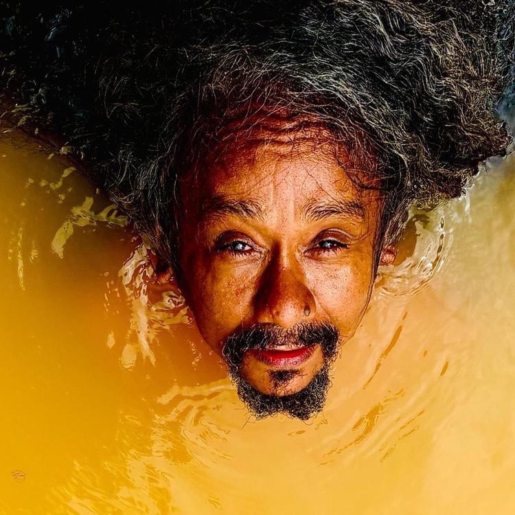 Chico César procura adensar canções feitas na juventude em 'Fofo', álbum de voz, violão e algum experimentalismo