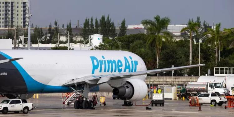 Aereo cargo Amazon fuori pista a Miami, almeno 5 morti