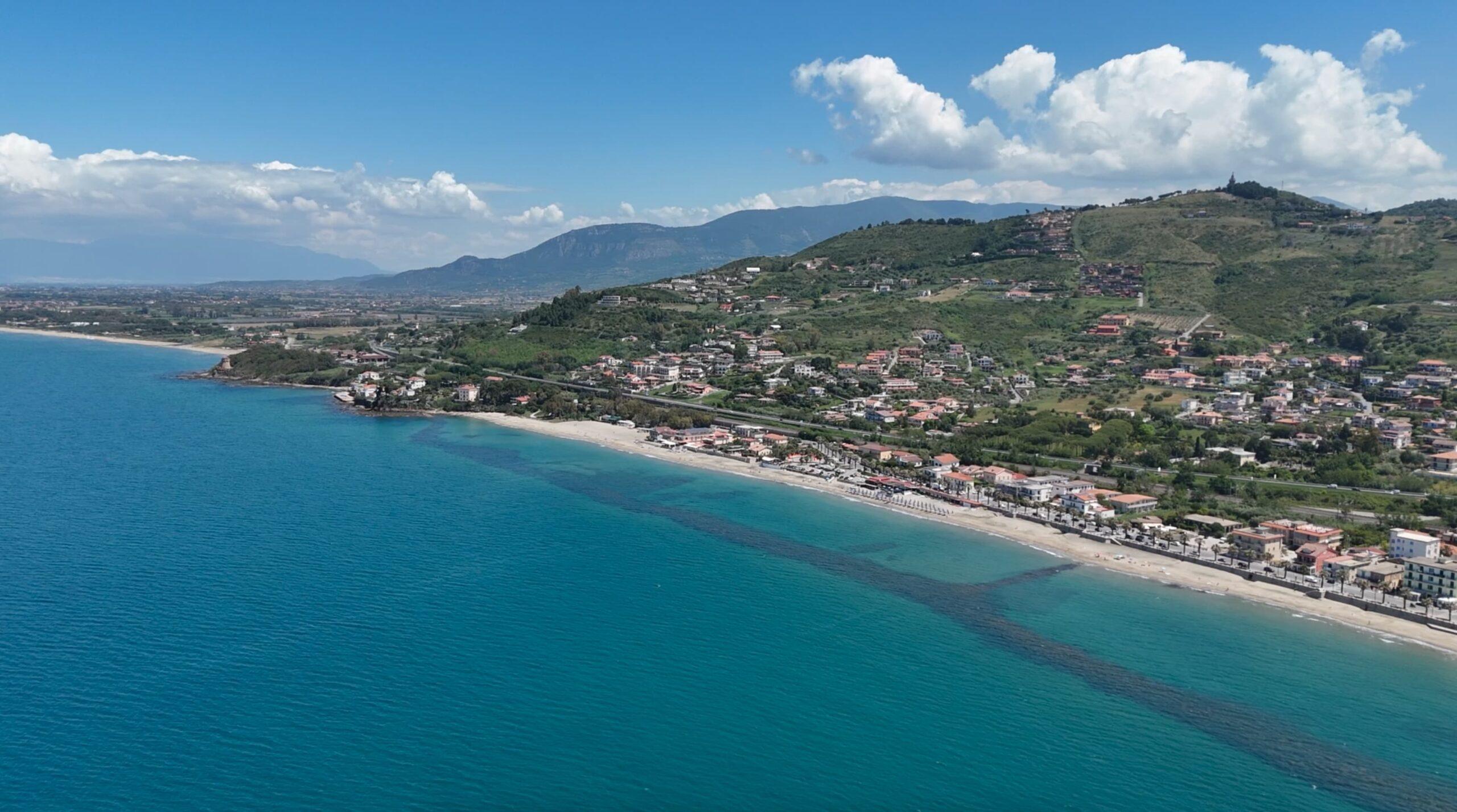 Furto sotto l’ombrellone ad Agropoli: ruba una borsa e scappa, arrestato