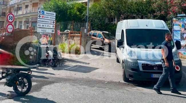 Incidente sulla SS18 a Sapri: scontro tra scooter e due auto, ferito un giovane