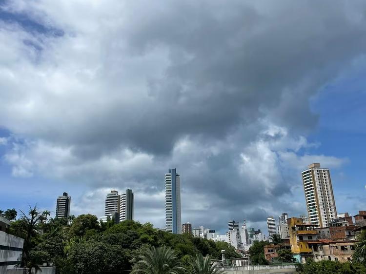 Feriado do 2 de Julho será de céu nublado com possibilidade de chuva em Salvador e outras cidades baianas; confira previsão
