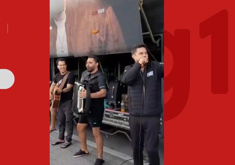 Banda Kart Love faz 'show improvisado' na BR-324 após ficar presa em engarrafamento causado por incêndio em carreta