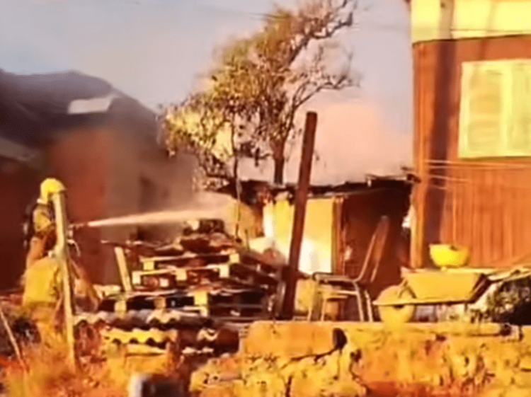 Casa é atingida por incêndio em Caxias do Sul