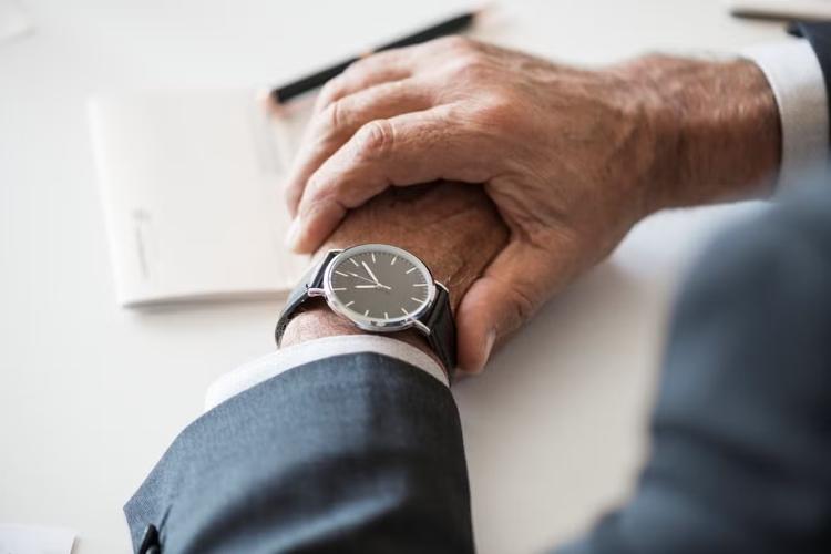 Justa causa por trabalhar 4 minutos a mais: quando fazer hora extra pode virar motivo de demissão?