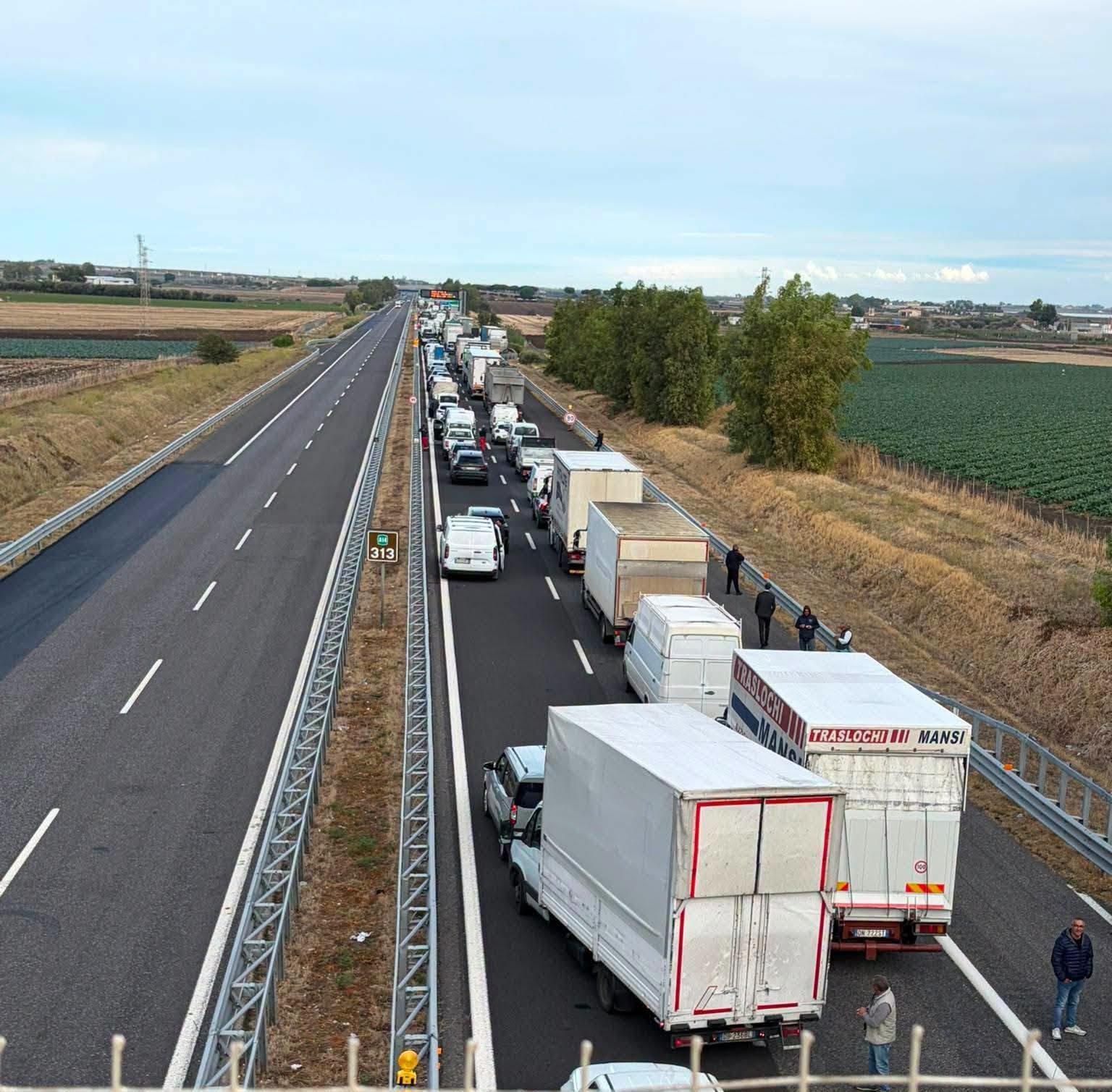 Campania, protesta dei camionisti: presidi a Nola e Caianello, disagi sull’autostrada