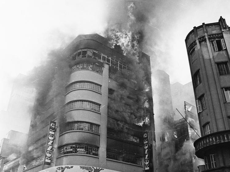 50 anos de uma tragédia: relembre incêndio nas Lojas Renner que deixou mais de 40 mortos e parou o Centro de Porto Alegre