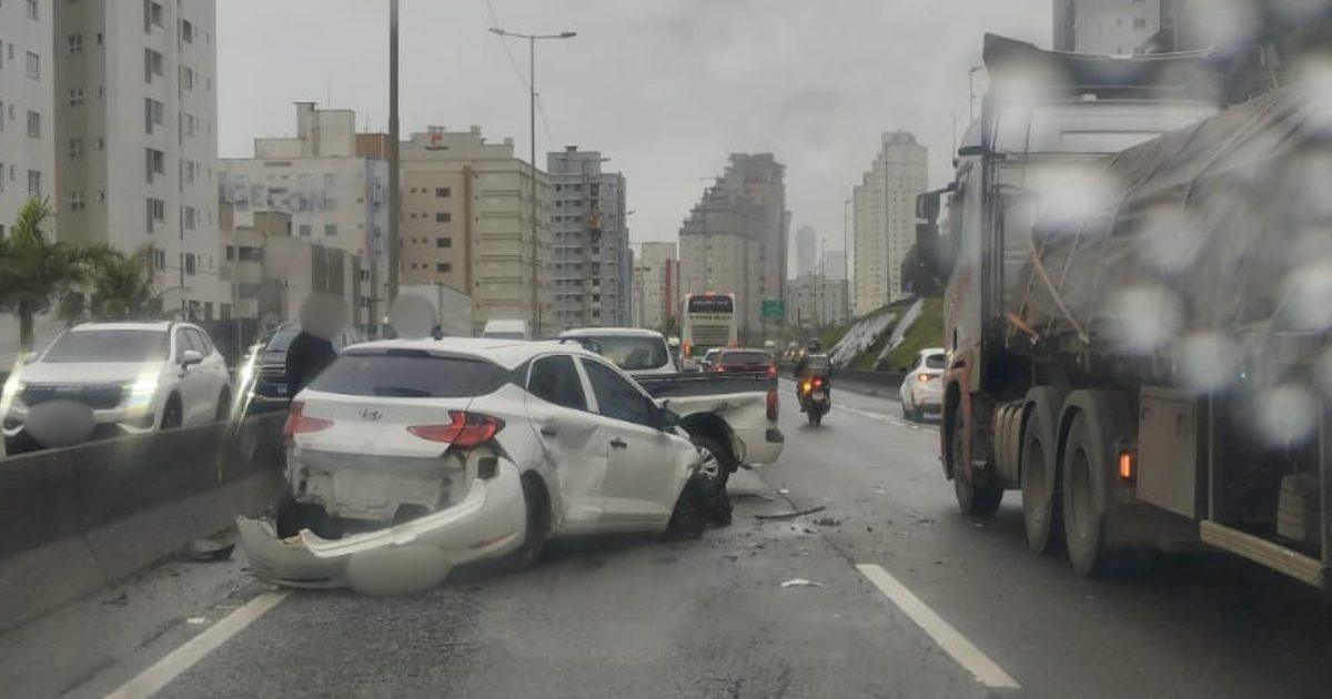 Colisão entre automóveis causa lentidão na BR-101 em Itapema