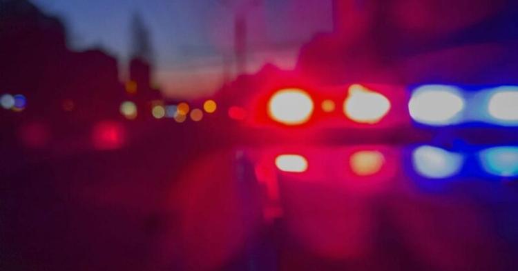 Homem sofre traumatismo craniano e lesão no olho após colidir patinete elétrico contra poste em Itajaí
