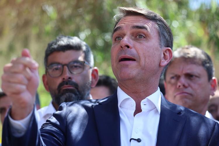 Flávio Bolsonaro fala em acabar com reeleição e aumentar o próprio mandato: entenda como mudança pode ocorrer